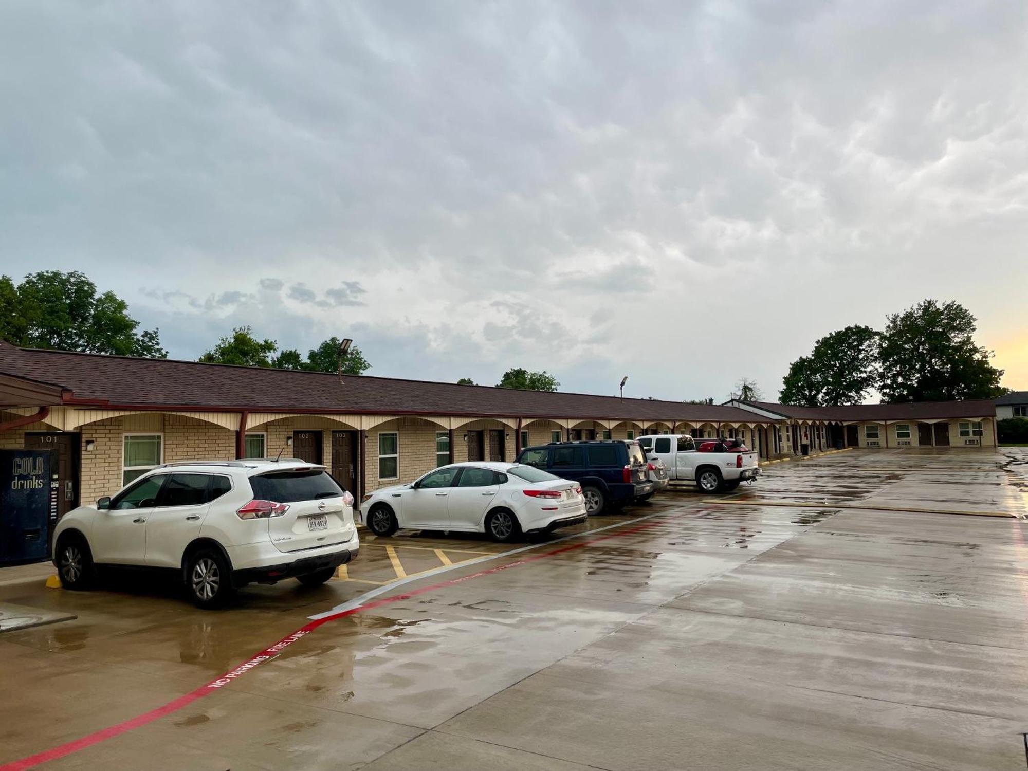 Ankur Inn Motel Dallas Bagian luar foto
