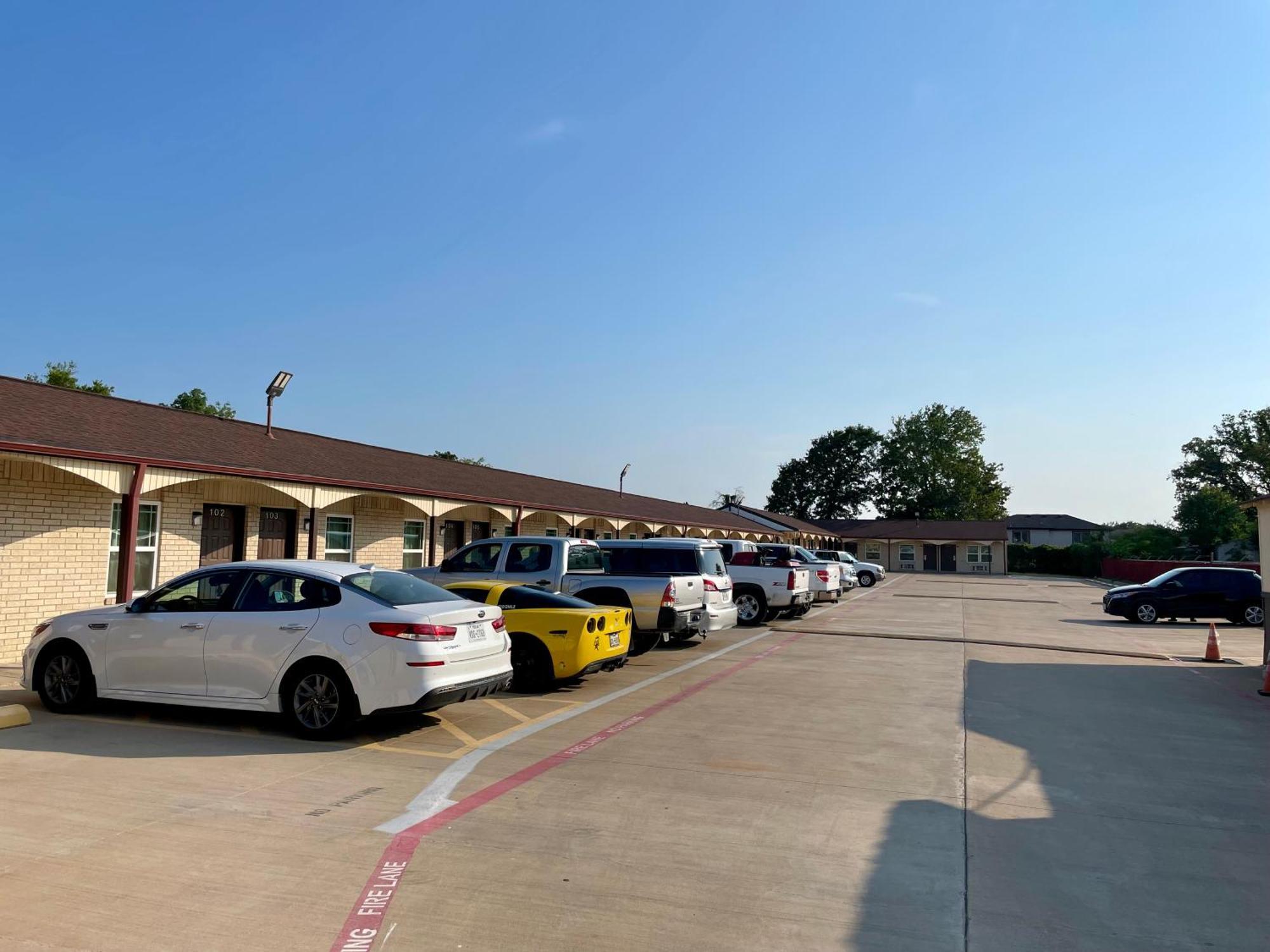 Ankur Inn Motel Dallas Bagian luar foto